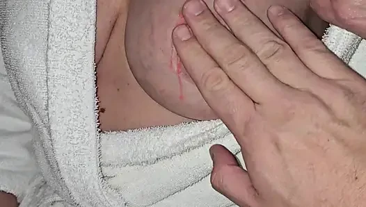 Gerçek orta yaşlı seksi kadın iş gezisinde mastürbasyon yapıyor ve ağda yaptırıyor