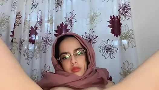 Arap, başörtüsü ile anal oyuncaklar kullanarak uzanıyor