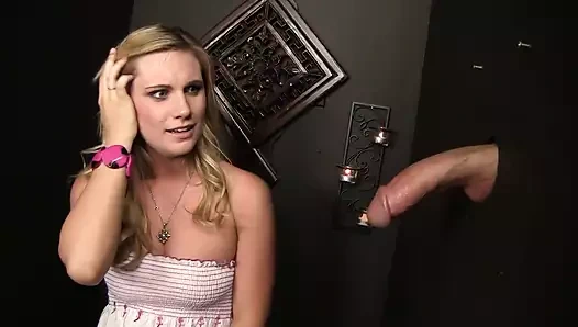 Seksi sarışın büyük yarakla mükemmel bir sakso çekmeye hazır