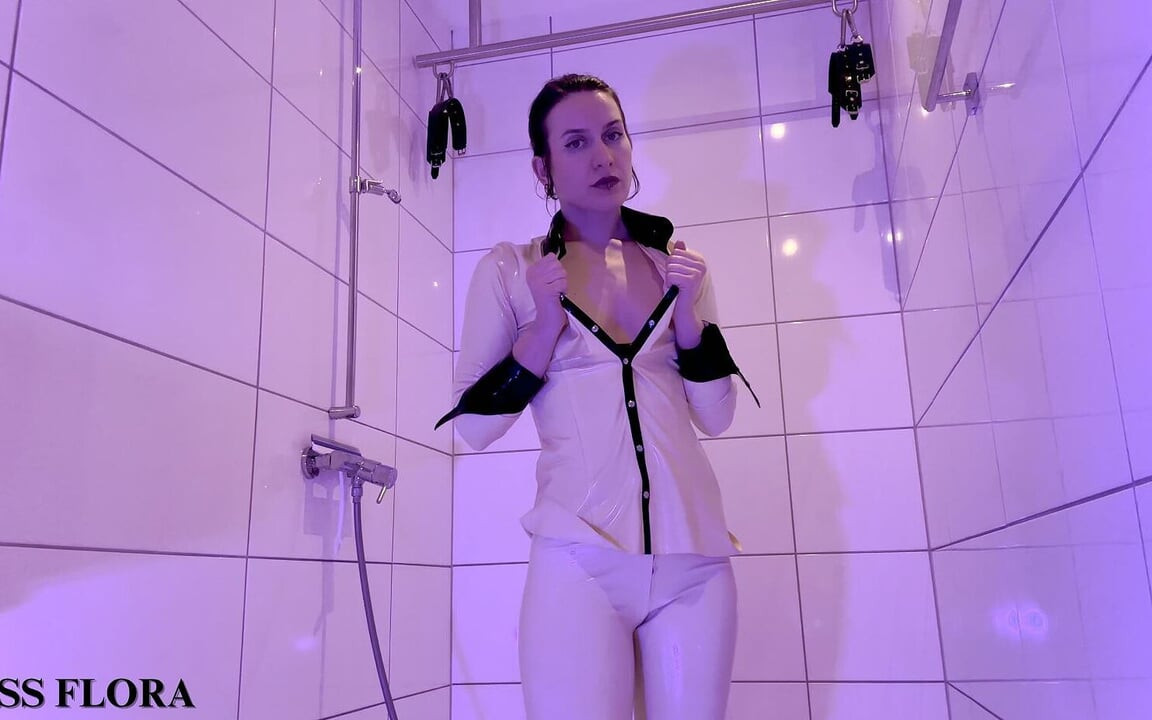 Beyaz lateks duş striptiz