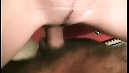 Dik memeli sıkı yarıklı gençler şanslı bir büyük yarağı tatmin ediyor