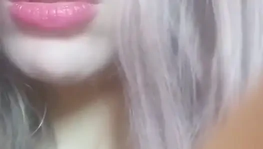 Azgın üvey anne spor salonuna gitmeden önce mastürbasyon yapmak için banyoda kapatıyor