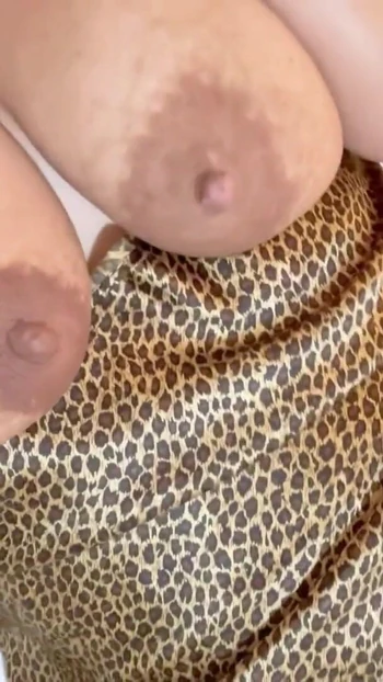 Обязательный для обмена момент из "Я такой возбужденный, играя с моей волосатой киской, подпрыгивание больших сисек, кто хочет трахнуть меня"