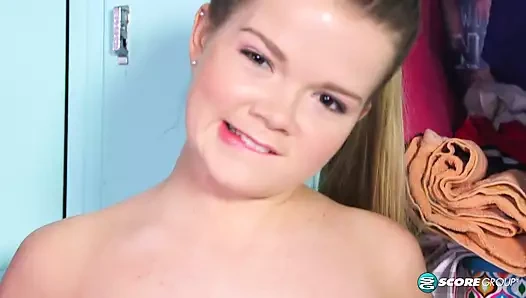 Genç lexy adams ponpon kıza dikiz gösterisi yapıyor