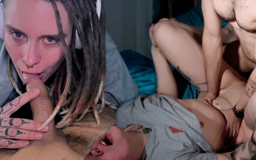 Kulaklıklar onu yarak boşaltmaktan alıkoyamıyor. Sadece sert yarak emmeyi seviyor