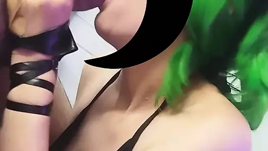 Şeytan boynuzları ve file çorap giyen yeşil saçlı serseri kızdan şimdiye kadarki en iyi sakso.