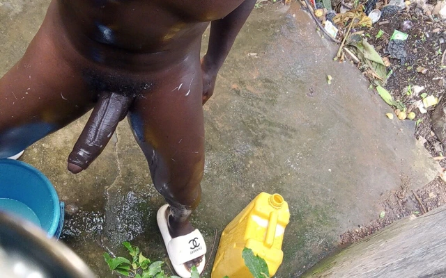 Ağır Islak Ve Kaygan Büyük Siyah Yarak Yere Boşalmak Istiyor