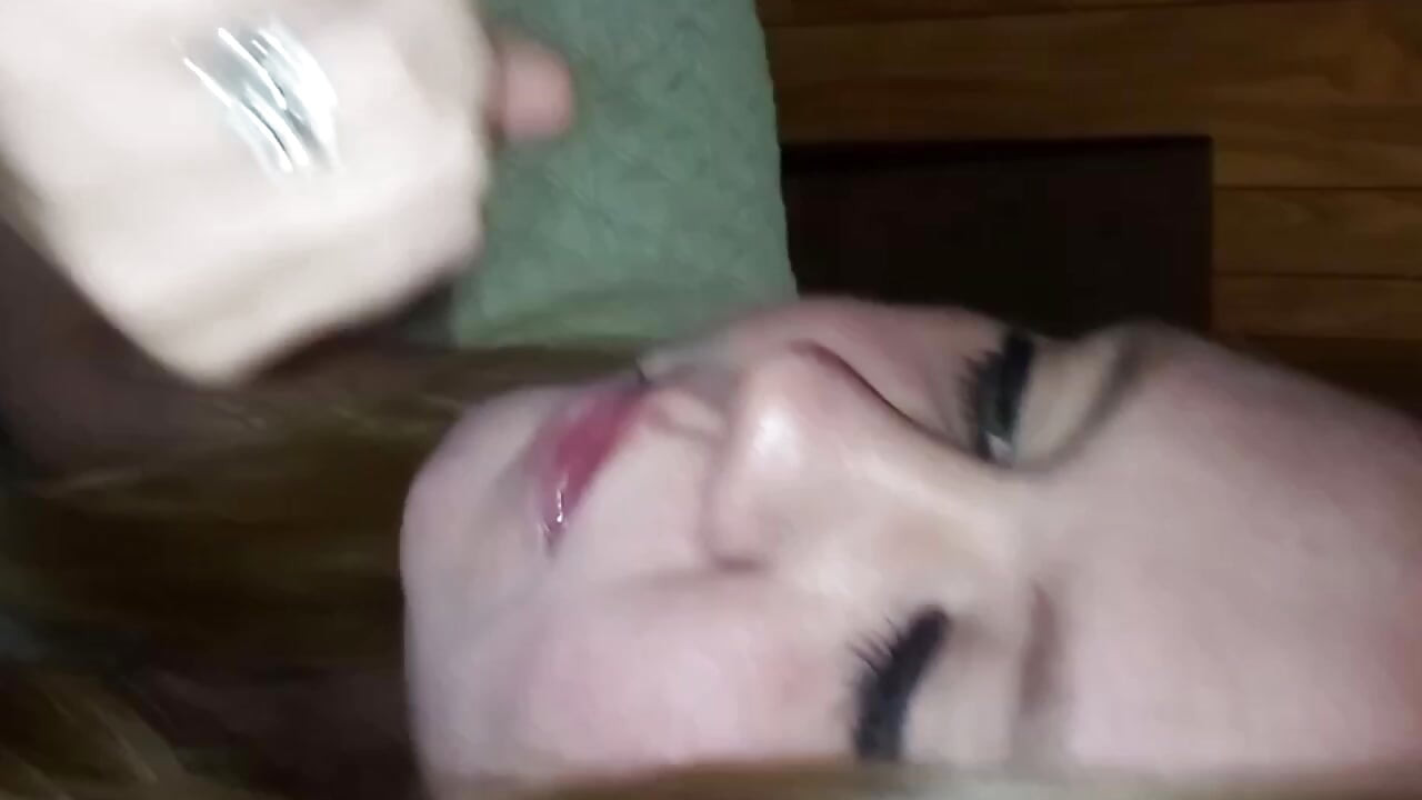 Genç evli kadın yaşlı bir yarak alıyor