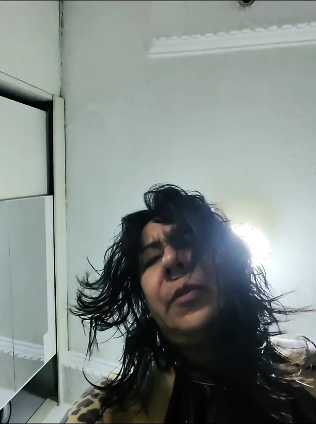 Temizlik görevlisini karımın iç çamaşırını denerken keşfettim ve hiçbir şey söylemesem almama izin vermeyi kabul etti