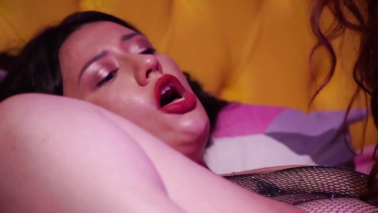 Agatha ve Amanda ile anal yumruk sokma