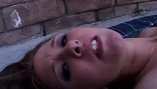 Ateşli sarışın sürtük açık havada ateşli sikişten sonra sperm tadıyor