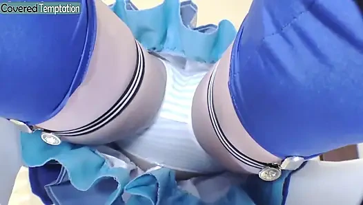 Cosplay anı ince bir yeni gelen oyuncu merakını keşfederken utangaç heyecan uyandırıyor