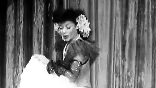 Egzotik burlesque dansçı sutyen içeriğini sallıyor (vintage)