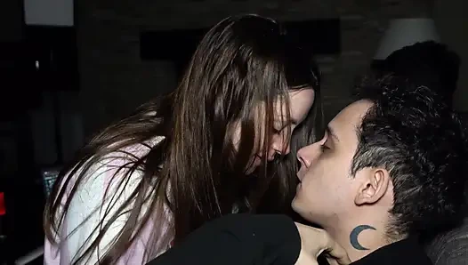 Luchiibb se folla al mejor amigo de su novio junto al cornudo gordo! Preñada
