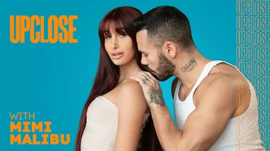 Yakın çekim - yığılmış kızıl saçlı Mimi Malibu sert ve hızlı bir şekilde sikilirken saçlarının çekilmesini seviyor