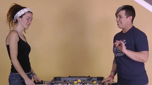 Striptizli bir langırt oyunu sonunda şaplak atma sözü veriyor