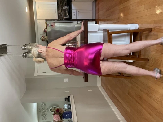 Dani d gilf topuklu dar elbiseler içinde dans ediyor.