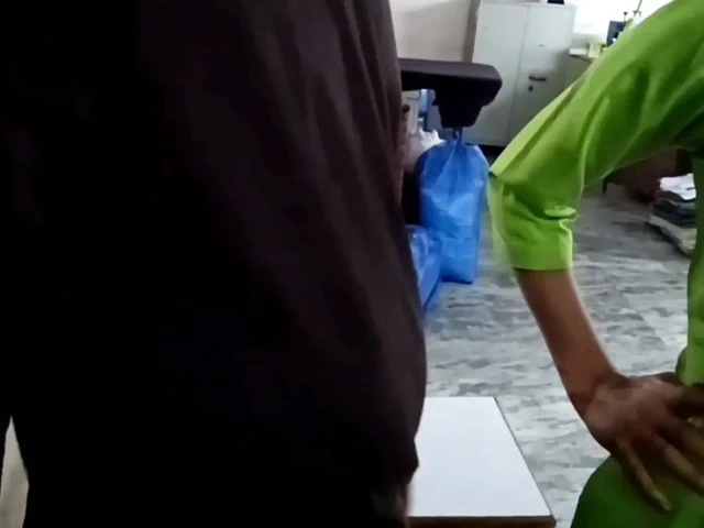 Bluzunu Sıkmak Için Terzi Ustasına Gitmişti. Terzi Efendisi Penisini Sokarak Amcığını Gevşetti