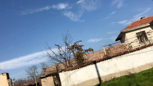 Güneşli günde çıplak yürüyor