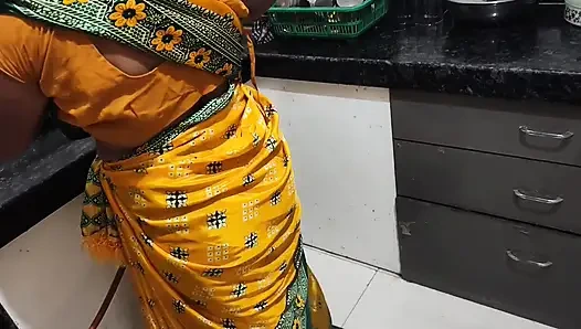 Muhteşem büyük memeli desi yenge sari içinde sikiliyor