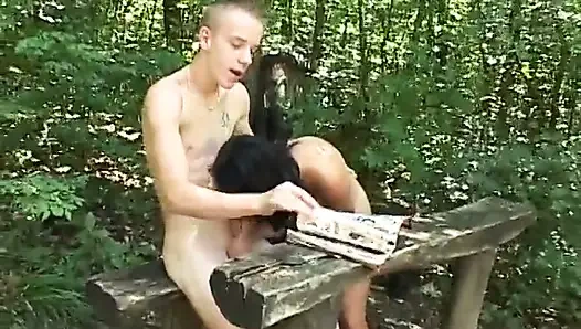 Azgın adam ve sürtük esmer açık havada sert sikiş seansı yapıyor