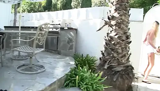 Azgın Sürtüklerle Vahşi Banyoda Göt Dilleme Ve Sert Sikiş