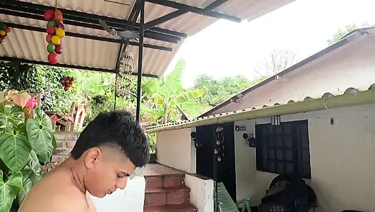 J’explique à ma demi-sœur latina sexy comment jouer au billard comme prétexte pour finir par la baiser