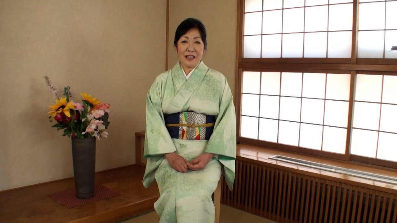 Japon kıyafetleriyle iyi görünen ve özgür ruhlu bir hayat yaşayan 50 yaşındaki olgun kadının H080G02 av görünümü