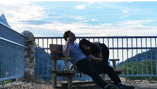 Dağdaki bir yabancının sikini emiyor