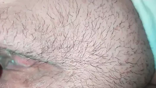 Evli orta yaşlı seksi kadın büyük bir yarakla oynuyor, göt deliği yalanıyor ve korunmasız olarak yarak kafasını ıslak amına ovuyor