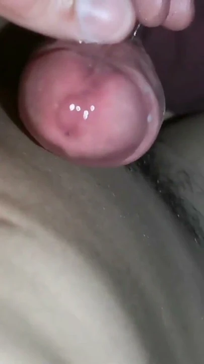 Penis çok heyecanlı ve çekimser kaldıktan sonra çok kayganlaştırıcı akıyor | Klip 1