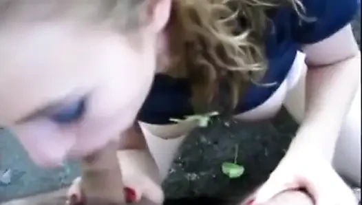 Sarışın amatör sürtük açık havada azgın sakso çekiyor ve yüzüne boşalıyor