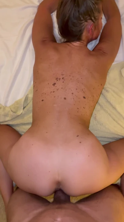 Bakış açısı sallanan kıllı orta yaşlı seksi kadın götümü sikiyor