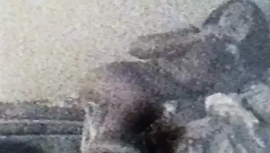 Bar sürtük tombul onun içinde bir şişe rammed alır.