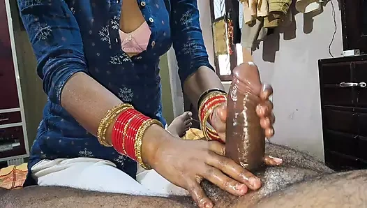 Yenge büyük yarağa yağla masaj yaptı ve sakso çekti