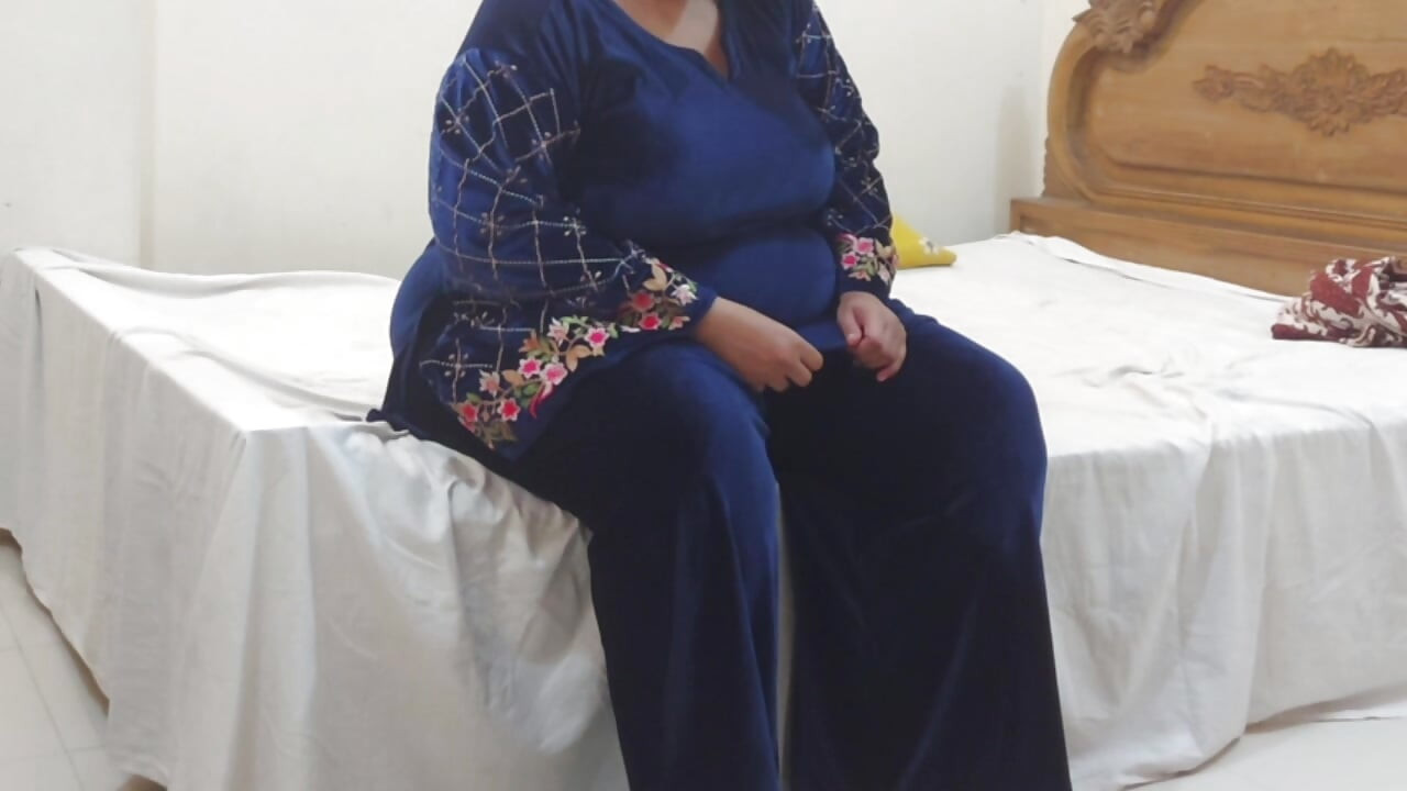 Malezyalı iri güzel ofis kızı patronu tarafından sikiliyor!