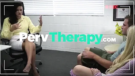 Sarışın genç kız erkek arkadaşının en iyi arkadaşı tarafından sikiliyor