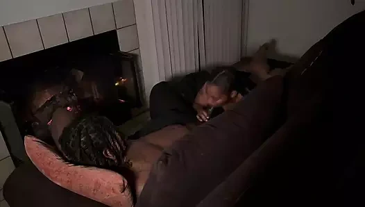 Şöminenin altında sikimi emmek tamamen farklı bir vibe