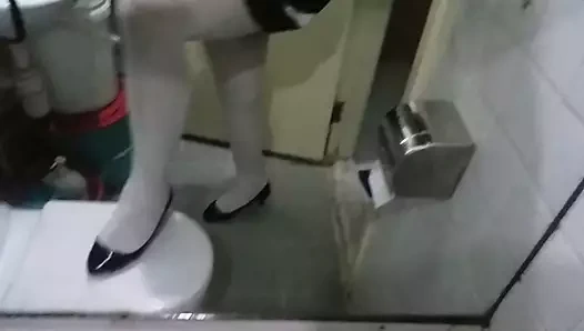 Beyaz külotlu çorap teaser 2 ile siyah patent pompaları