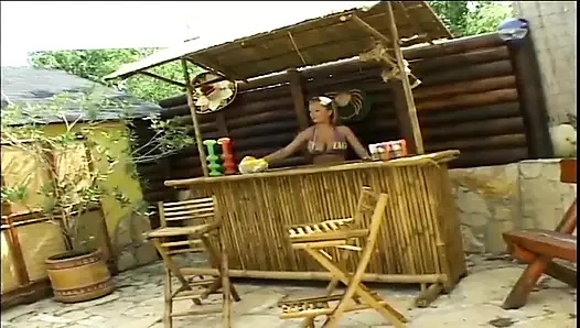 Anal sürtük iki yarak alıyor ve samanla çifte anal dölleme içiyor