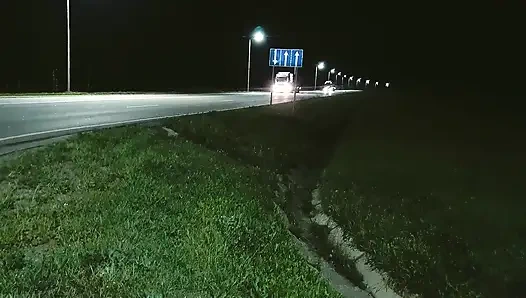 Yolun yakınında arabada riskli mastürbasyon