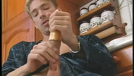 Güzel bebek bir adamın aletine bir koni sarar ve onu yalar