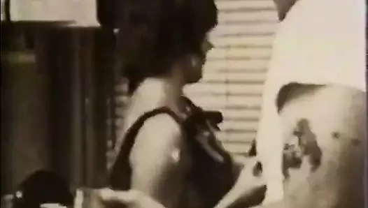 İki harika hatun dolu bir yarakla sikiliyor