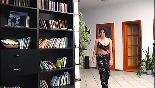 Büyük memeli seksi lezbiyenler dildoyla oynuyor