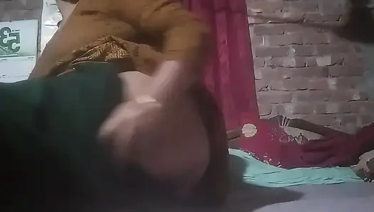 18 yaşındaki yeni evli tatminsiz kız ıslak amcığını parmaklıyor orgazm mastürbasyonu desi köyü Bengalli seks videosu.