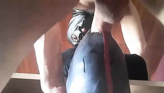 Kullanılmayı seviyorum. Yüksek topuklu ayakkabılarla sikiliyor, erkek arkadaşı sikiliyor ve 30 dakika boyunca gırtlağına kadar sikiliyor, döl yutuyor