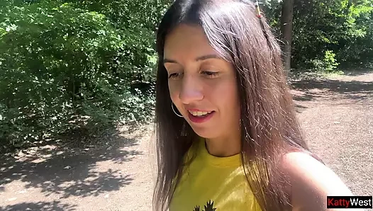 Halka açık bir parkta külotsuz yürüyor ve kimse izlemiyorken işiyor