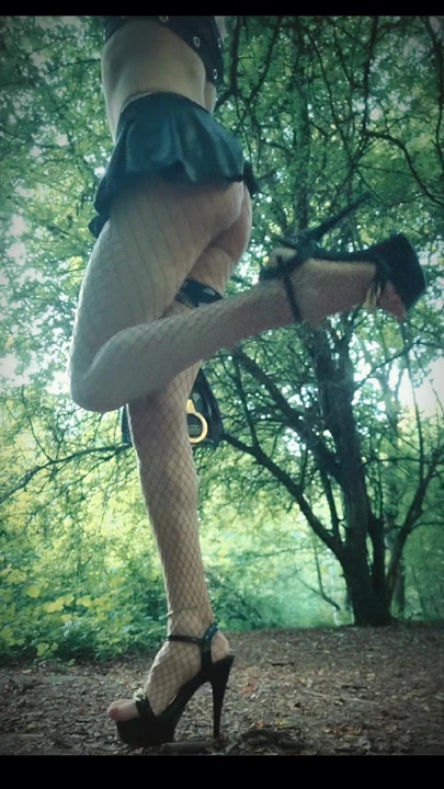 La FOret mini etekli TikToc götle sifon çekiyor. VanessaBitchx