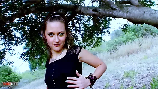 Moana mendez, kleine titten, teenager macht einen heißen strip auf ihrer stiefvater-farm