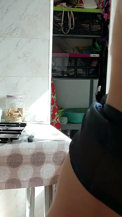 Ateşli amatör evli kadın fırını 💕 temizliyor orta yaşlı seksi kadın kıllı amcık büyük meme uçları | Klip 2